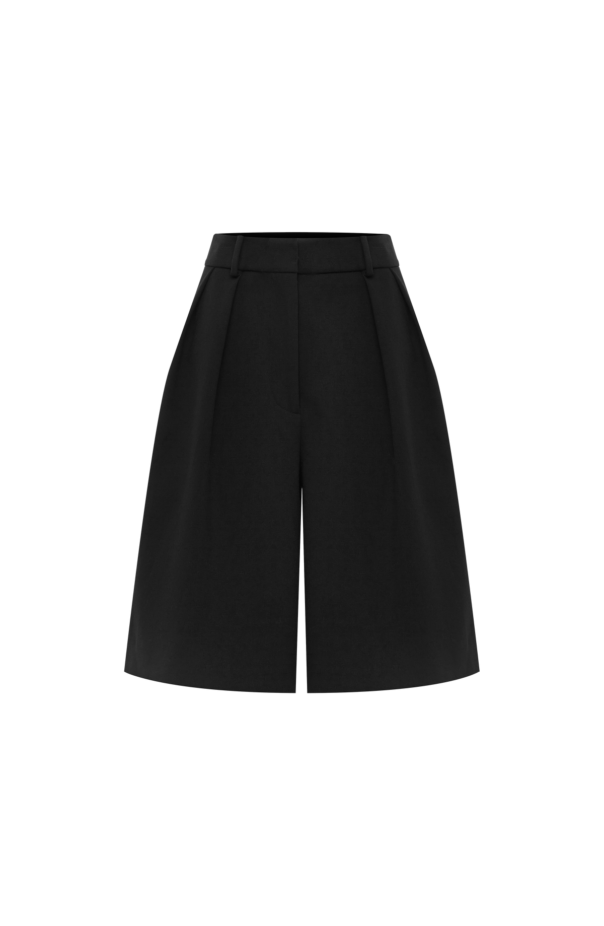 Bermudas negras Aurora planas, tiro alto, pliegues delanteros y trabillas en cinturilla.