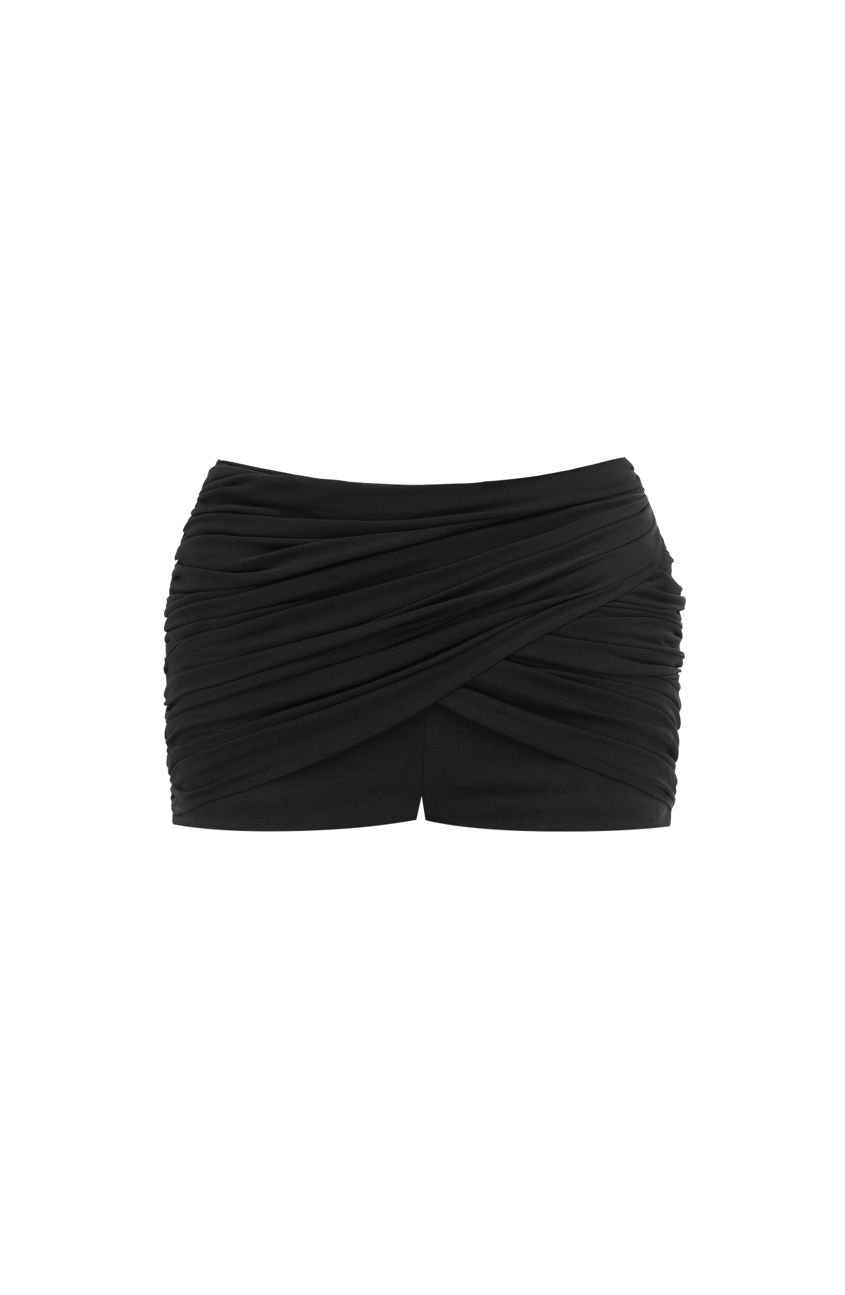Pantalón corto negro drapeado aislado, con fruncido tipo cruzado en la cadera