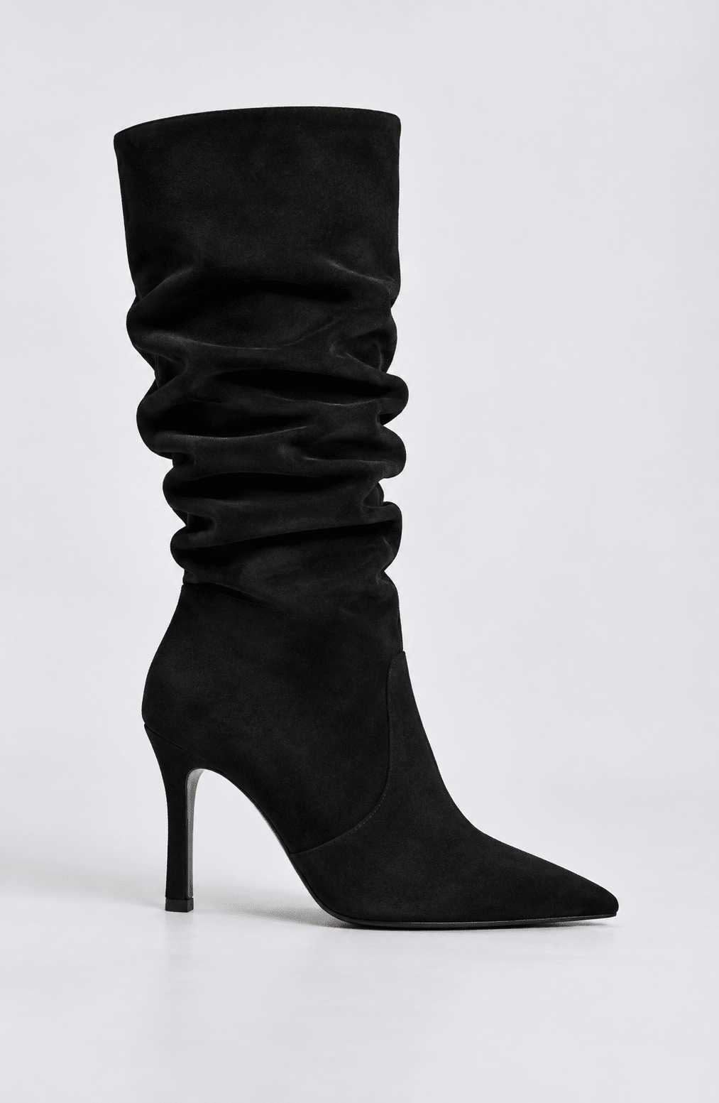 Botas de tacón negro con caña fruncida alta y punta fina, vista lateral