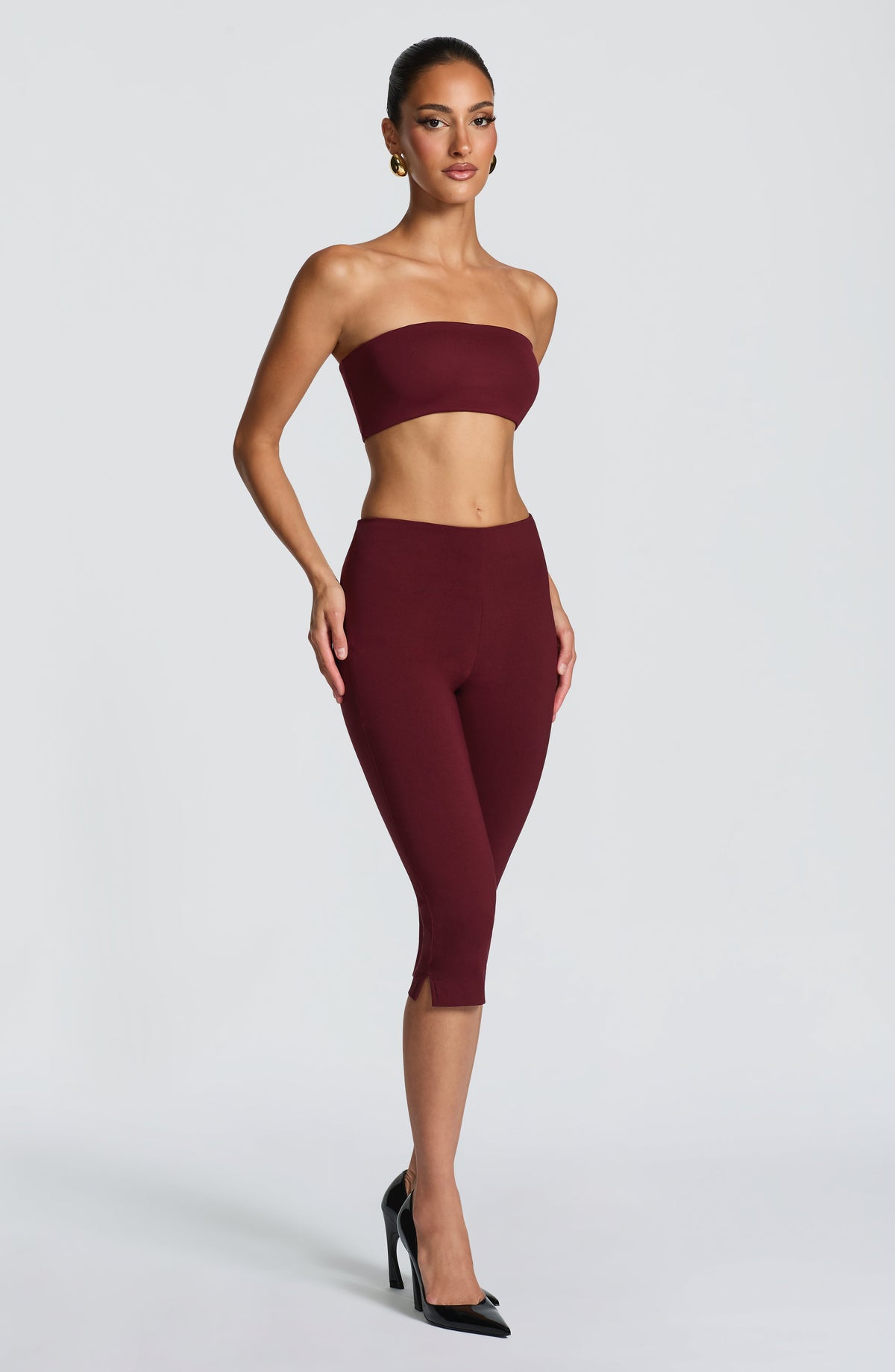 Pantalón capri rojo oscuro strapless style, cintura alta y tiro ajustado hasta la rodilla