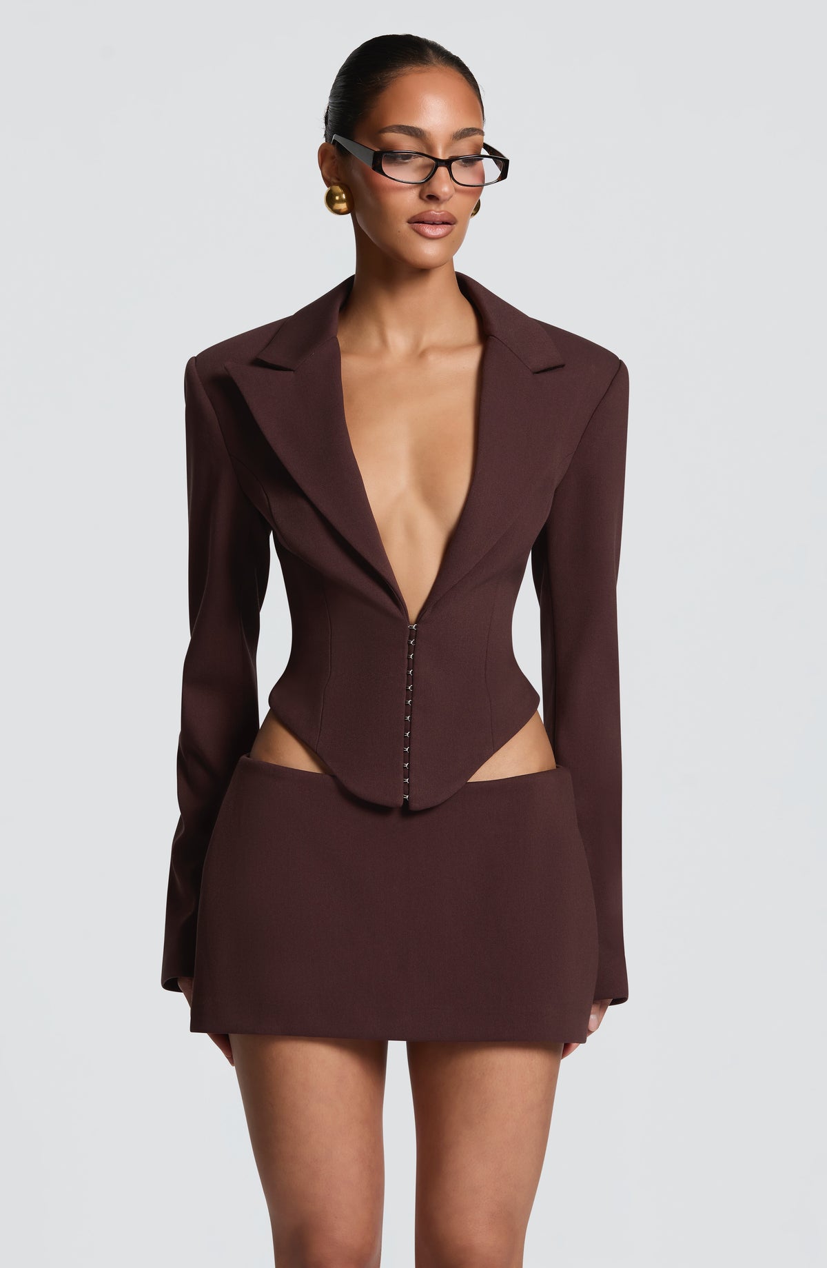 Falda pantalón corta marrón ciruela con pechera tipo blazer y botones frontales