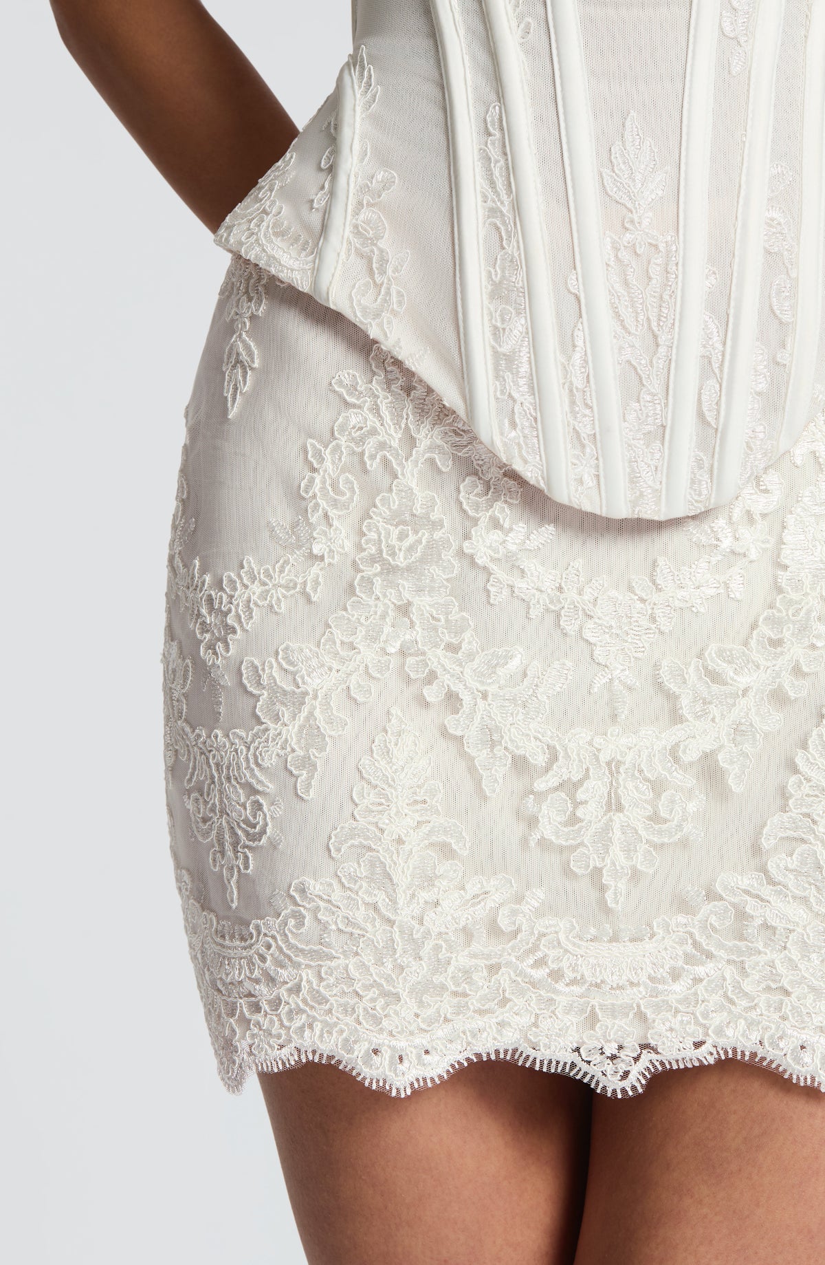 Minifalda tipo vestido de encaje marfil con textura floral y borde festoneado