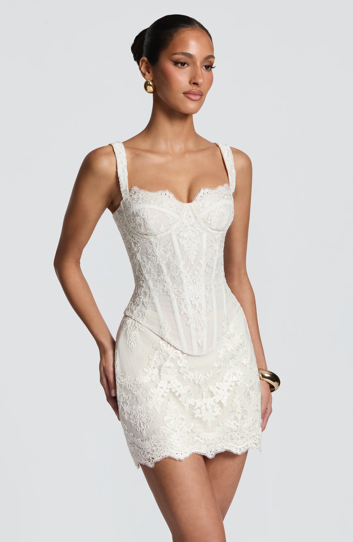 Minifalda tipo vestido de encaje marfil con tirantes finos y escote corazón