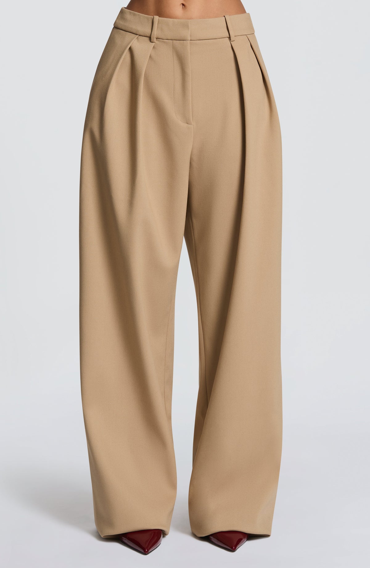 Pantalón de cintura alta arena, pierna recta ancha y pinzas delanteras