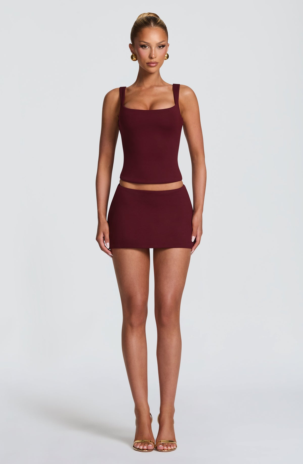 Falda corta roja cereza con cintura elástica y faldón liso, vista frontal