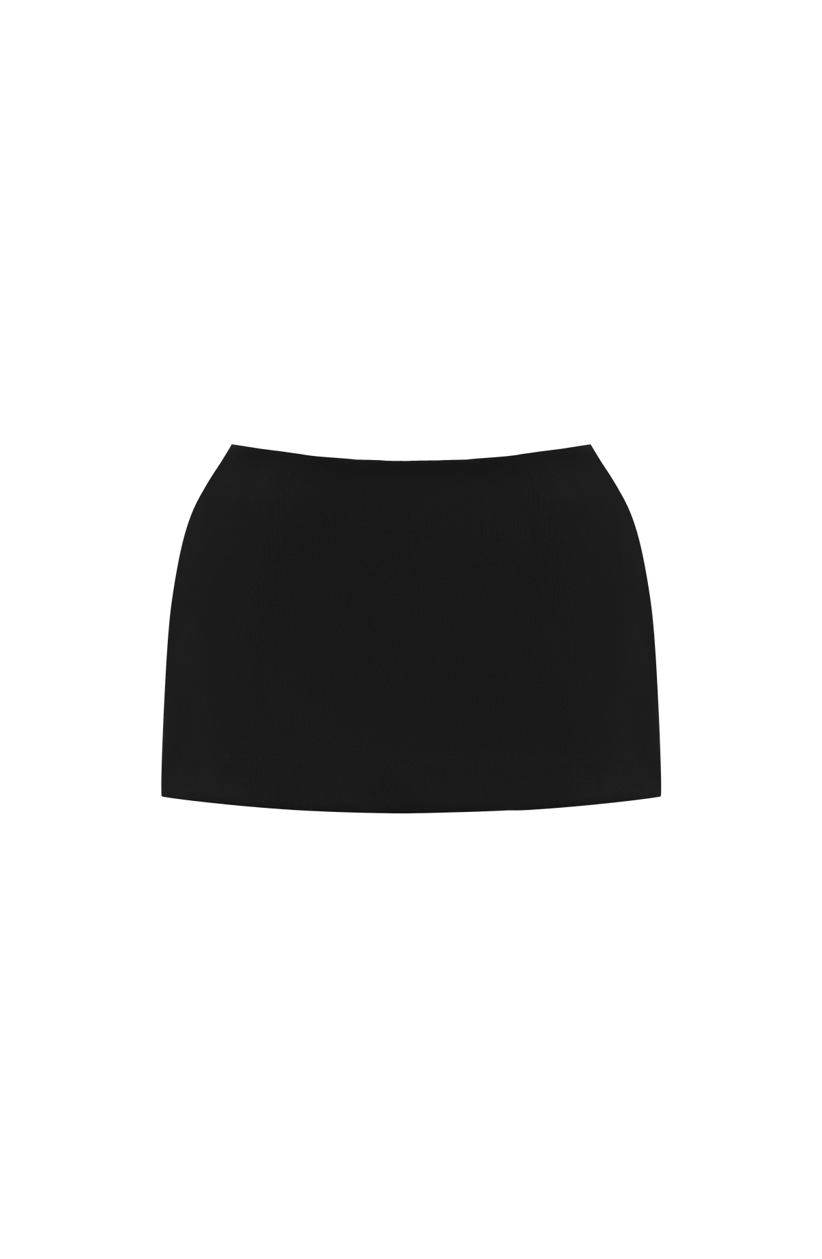 Falda pantalón corta negra, cintura lisa y dobladillo recto.
