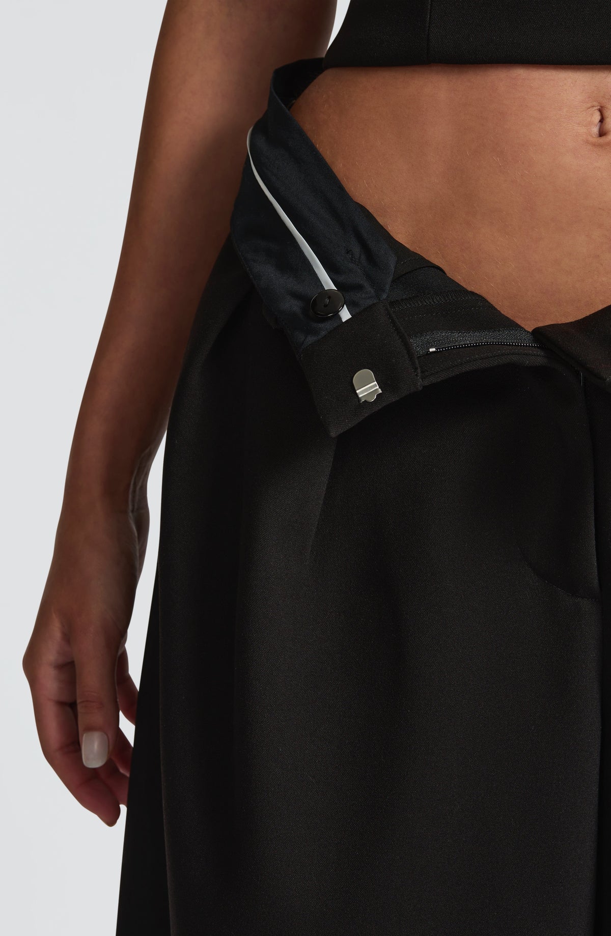 Bermudas negras: cinturón con hebilla rectangular y trabilla metálica