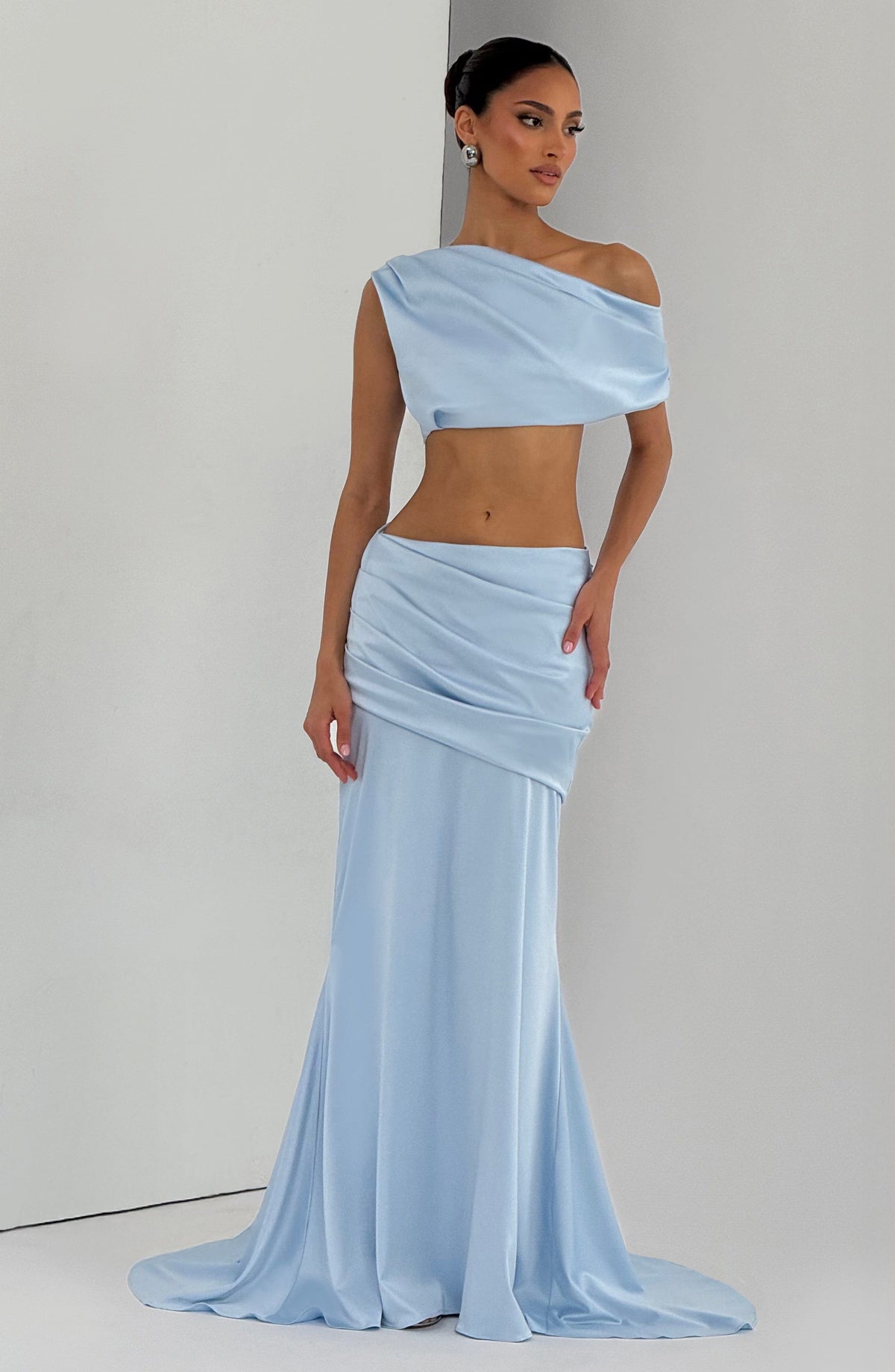 Falda larga azul celeste con panel cruzado y silueta sirena