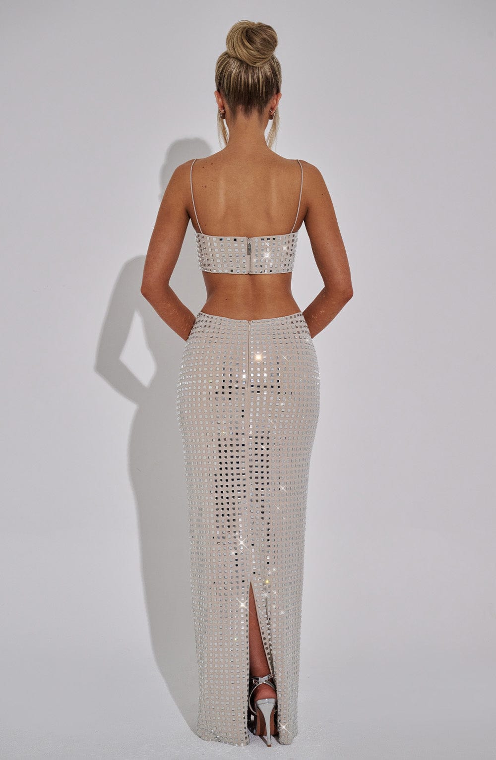 Falda larga de pedrería con detalle trasero y abertura en la pierna