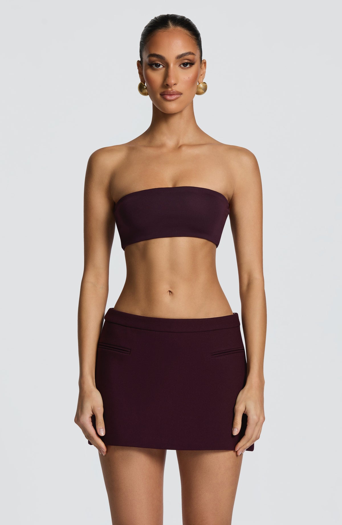 Minifalda ciruela strapless con cinturilla y costuras frontales visibles