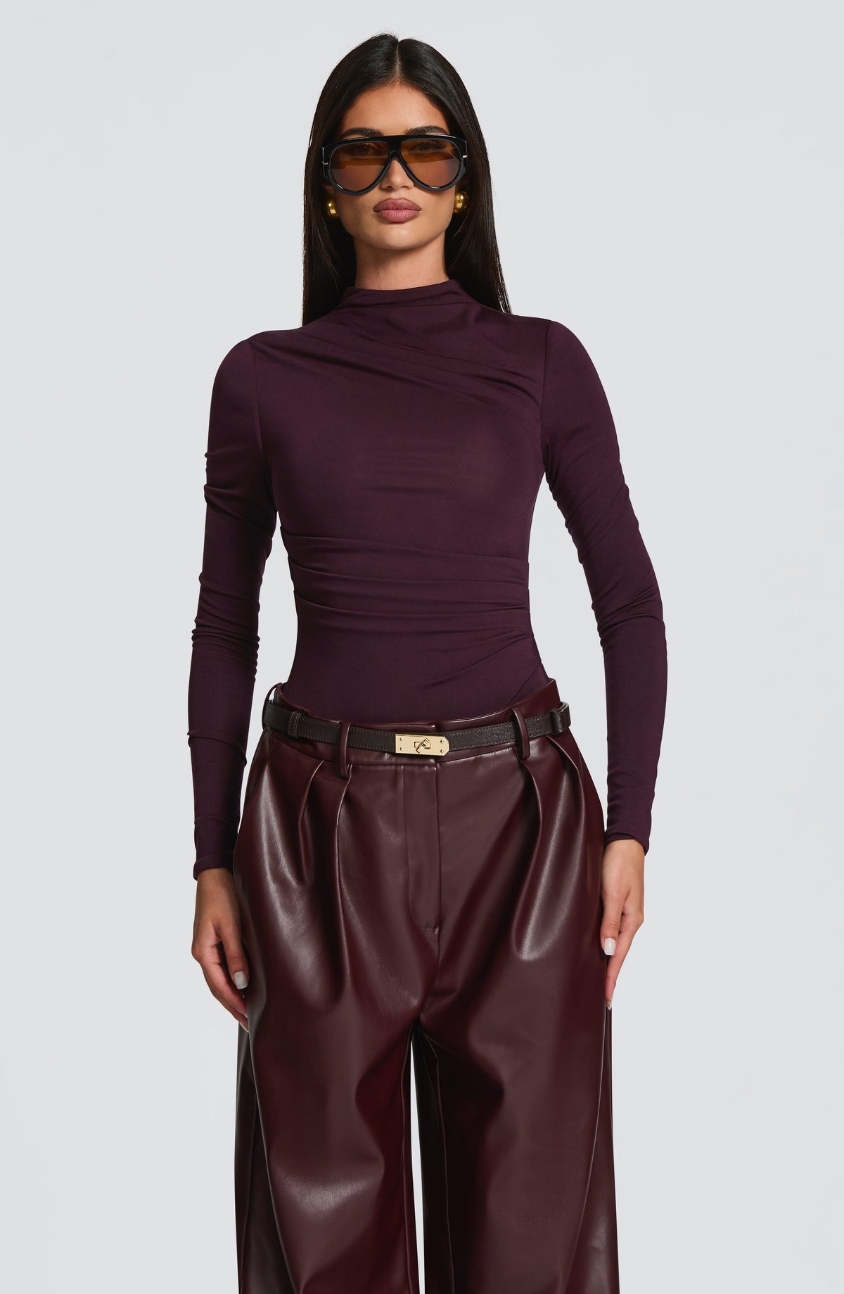 Pantalón de talle alto ciruela oscuro, pierna ancha satinado y cinturón con hebilla