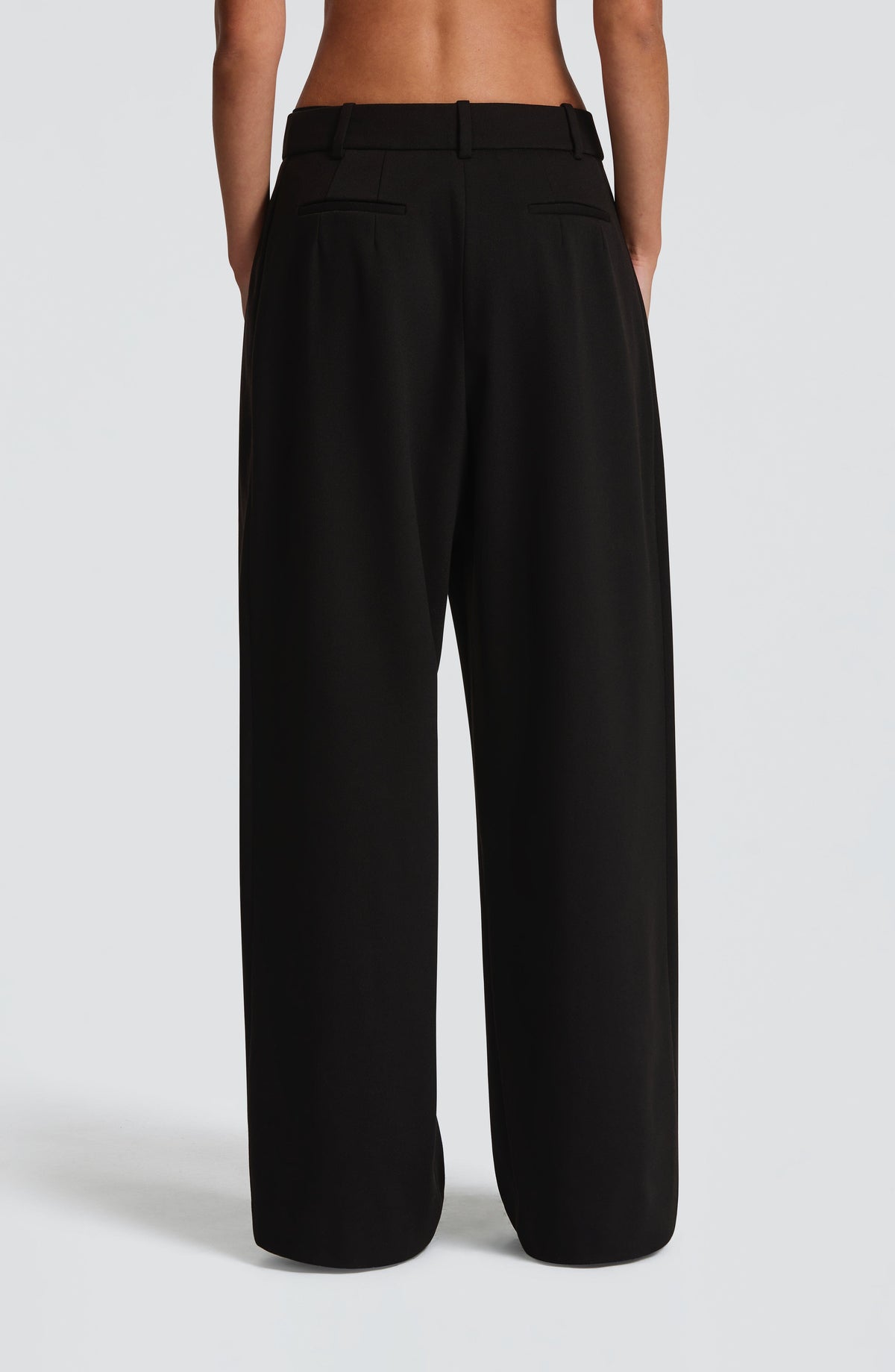 Pantalón negro de tiro alto con bolsillos y pernera amplia