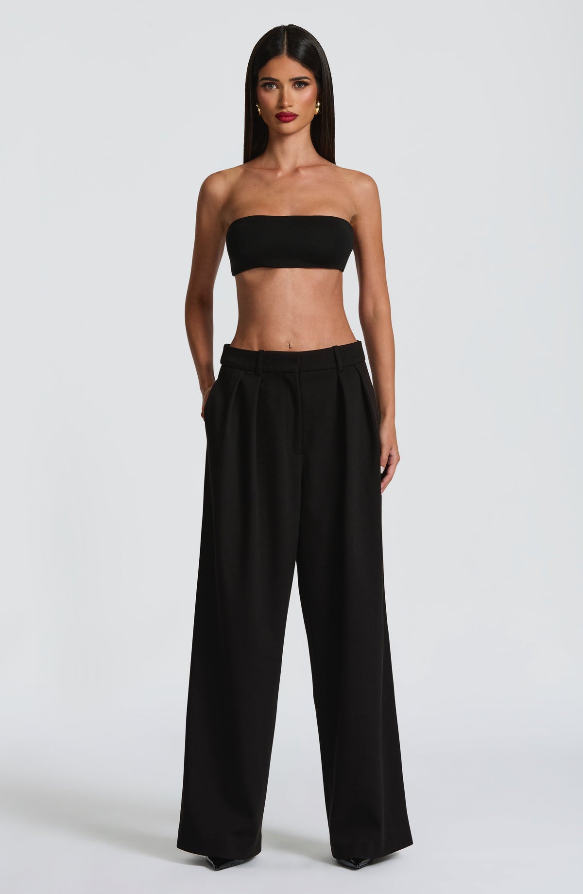Pantalón negro de pierna ancha con cinturilla con pliegues y caída suelta