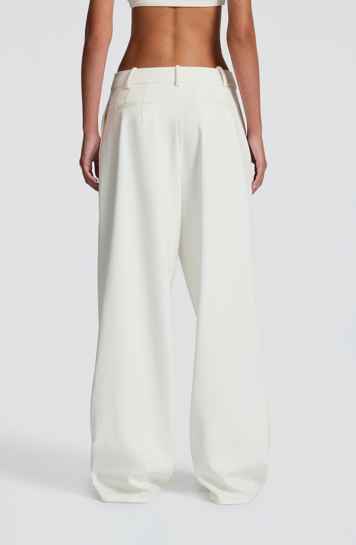Pantalón marfil de tiro alto con elástico y bolsillos laterales