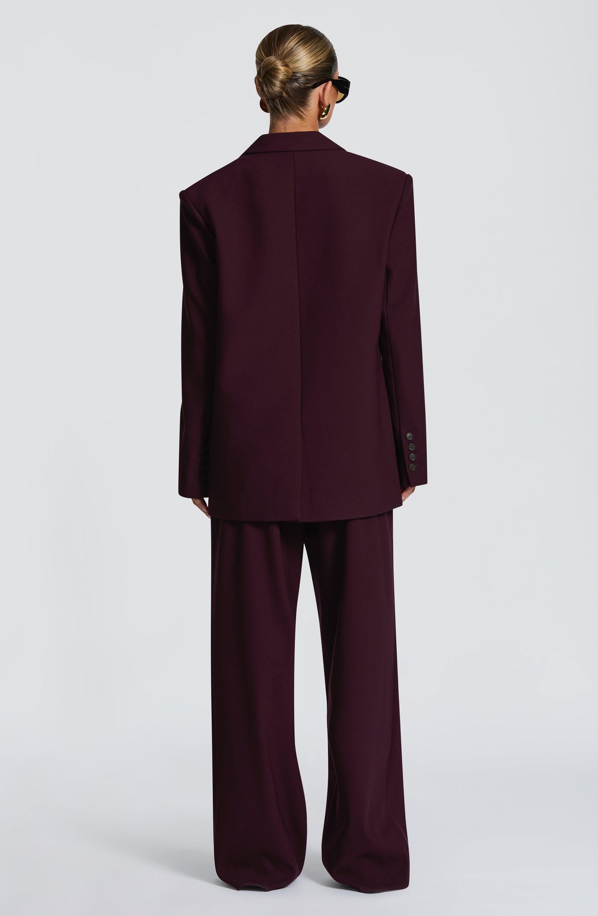 Pantalón ciruela de corte recto y pernera ancha, vista trasera completa