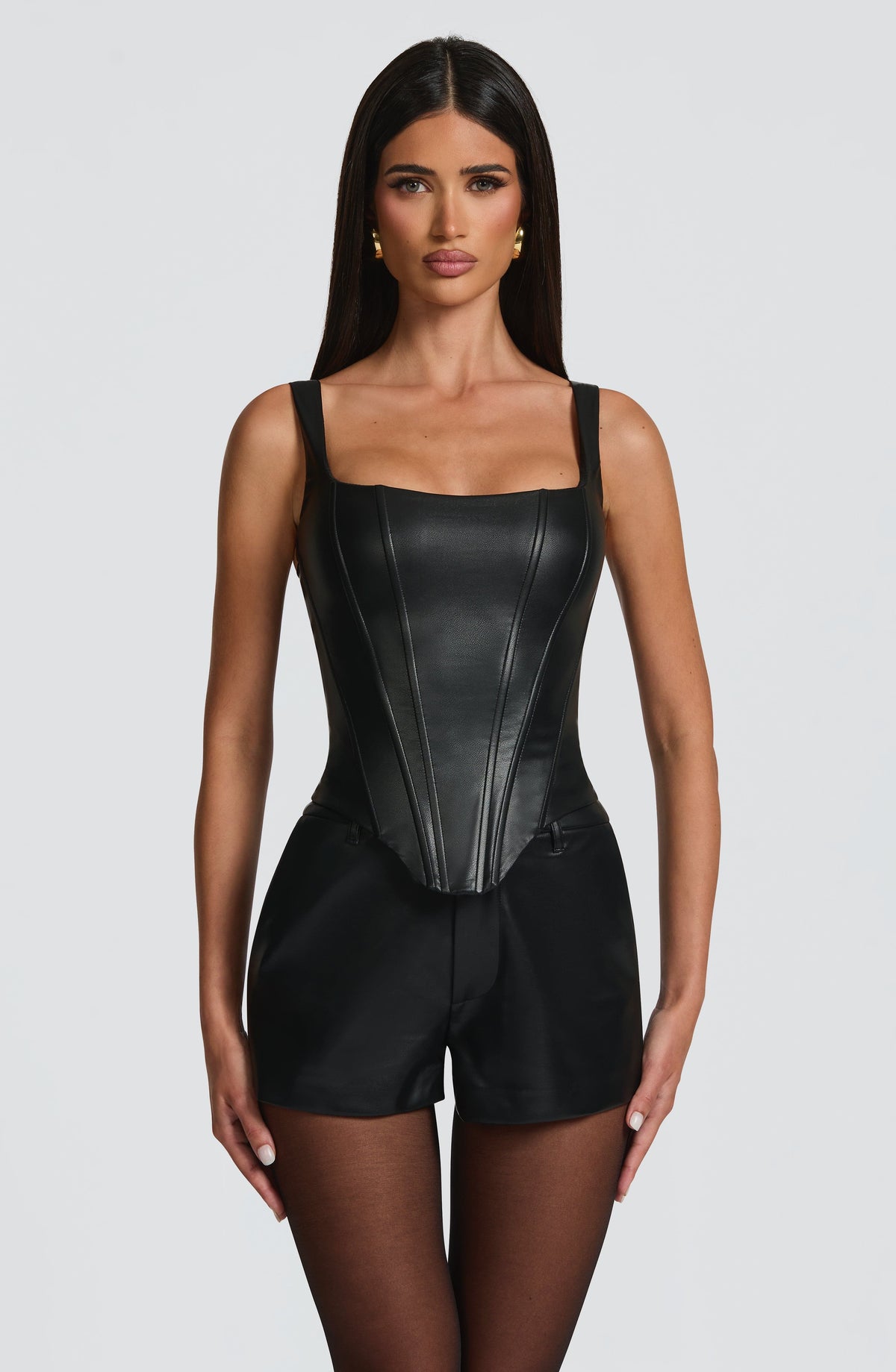 Pantalón corto negro tipo corsé strapless con costuras marcadas y brillo