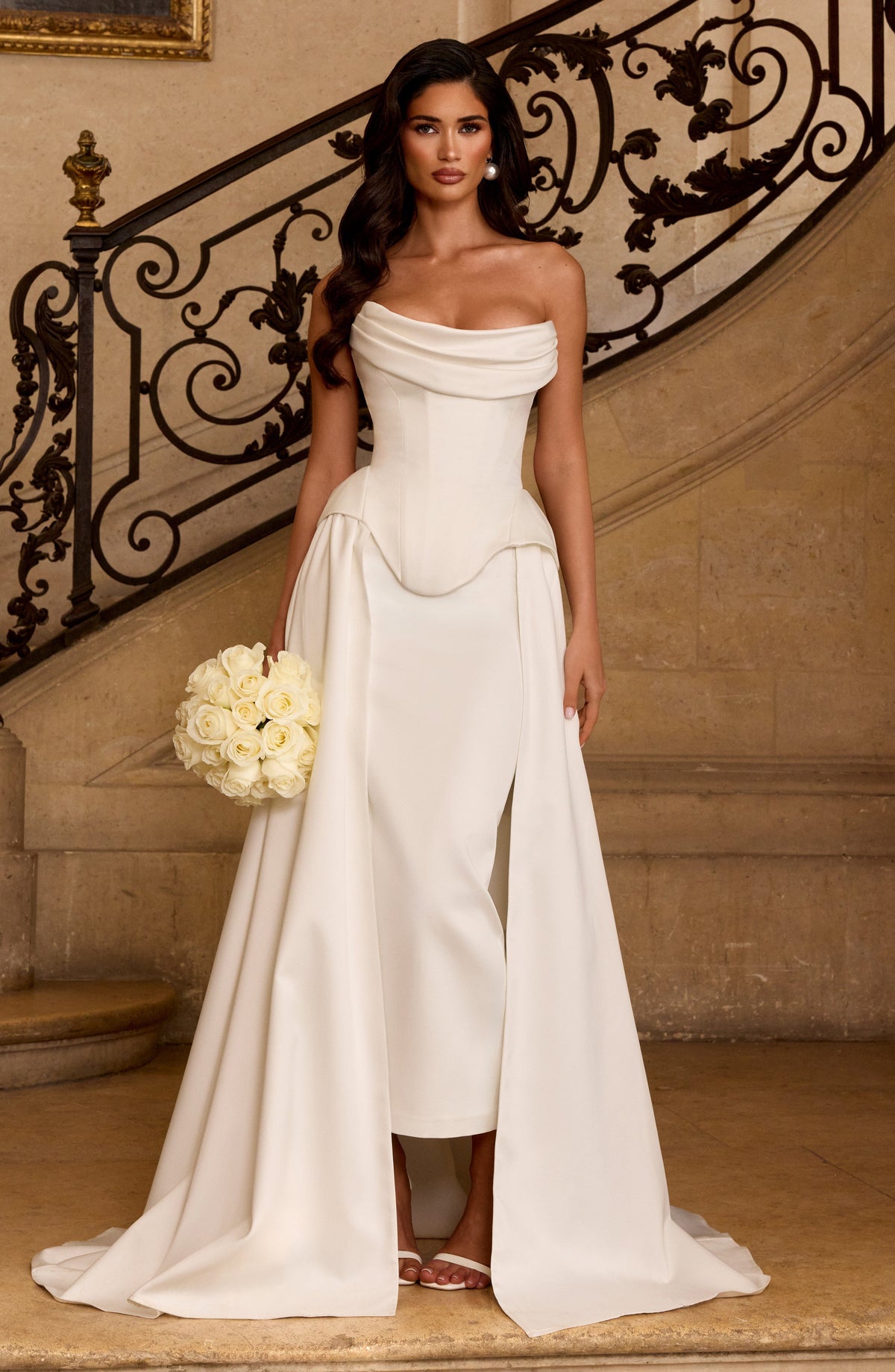 Vestido marfil con escote palabra de honor, cola y falda amplia con abertura