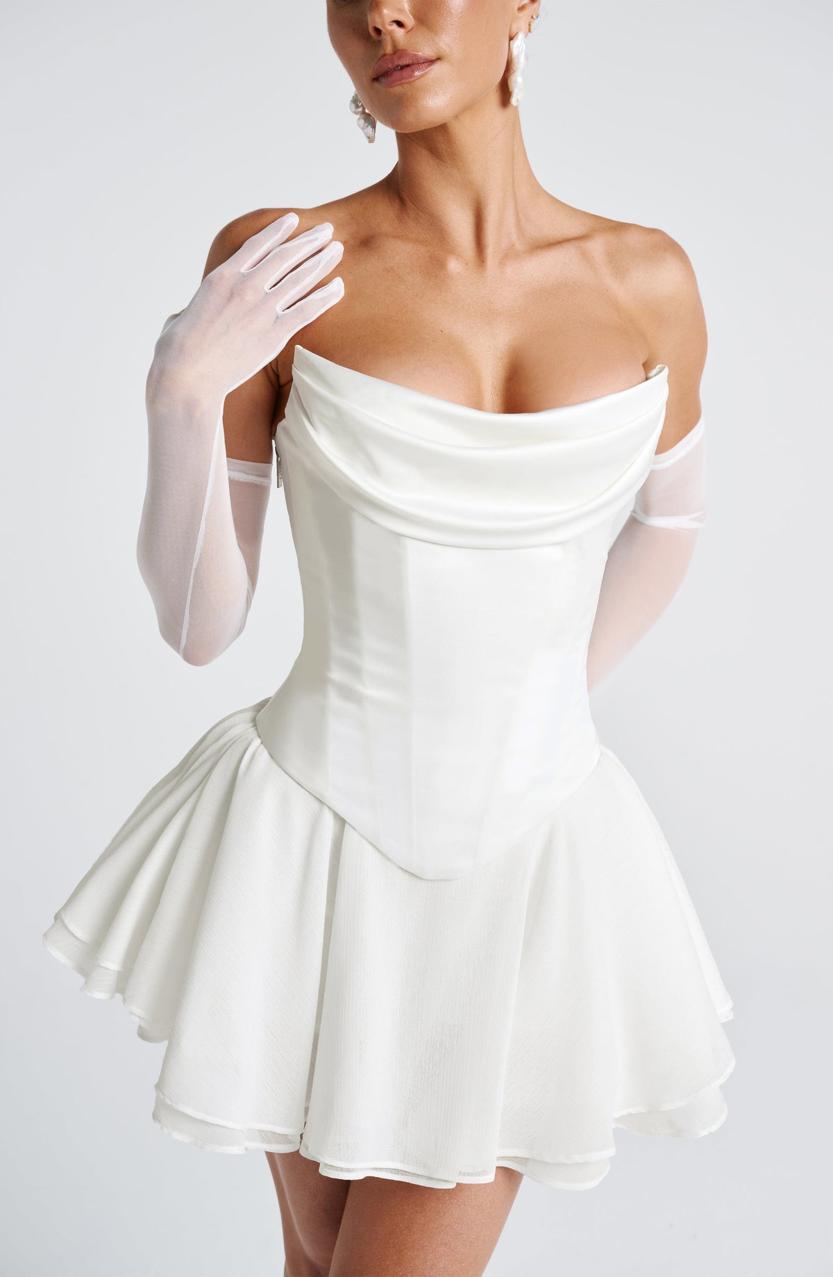 Vestido corto marfil palabra de honor con mangas transparentes y falda con volantes