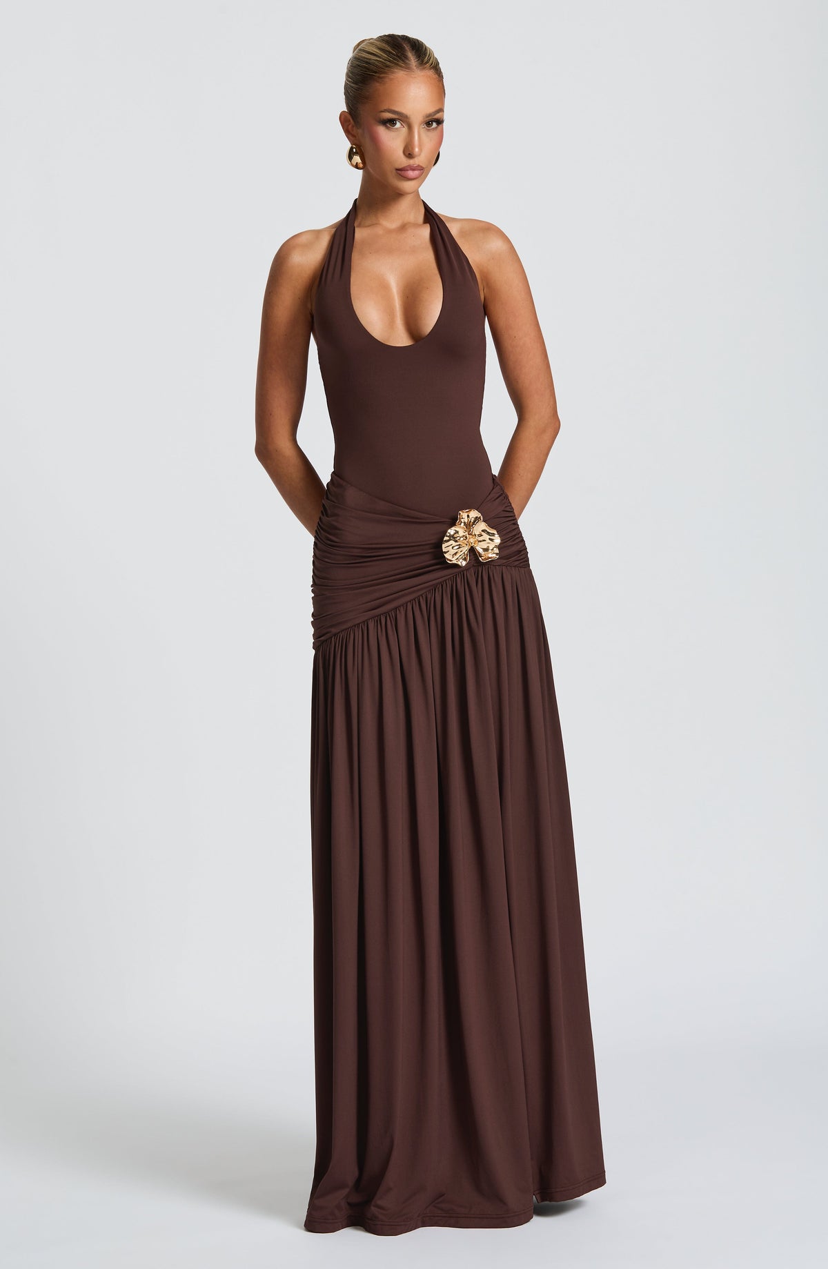 Vestido largo marrón ciruela con adorno dorado en la cintura y falda con vuelo
