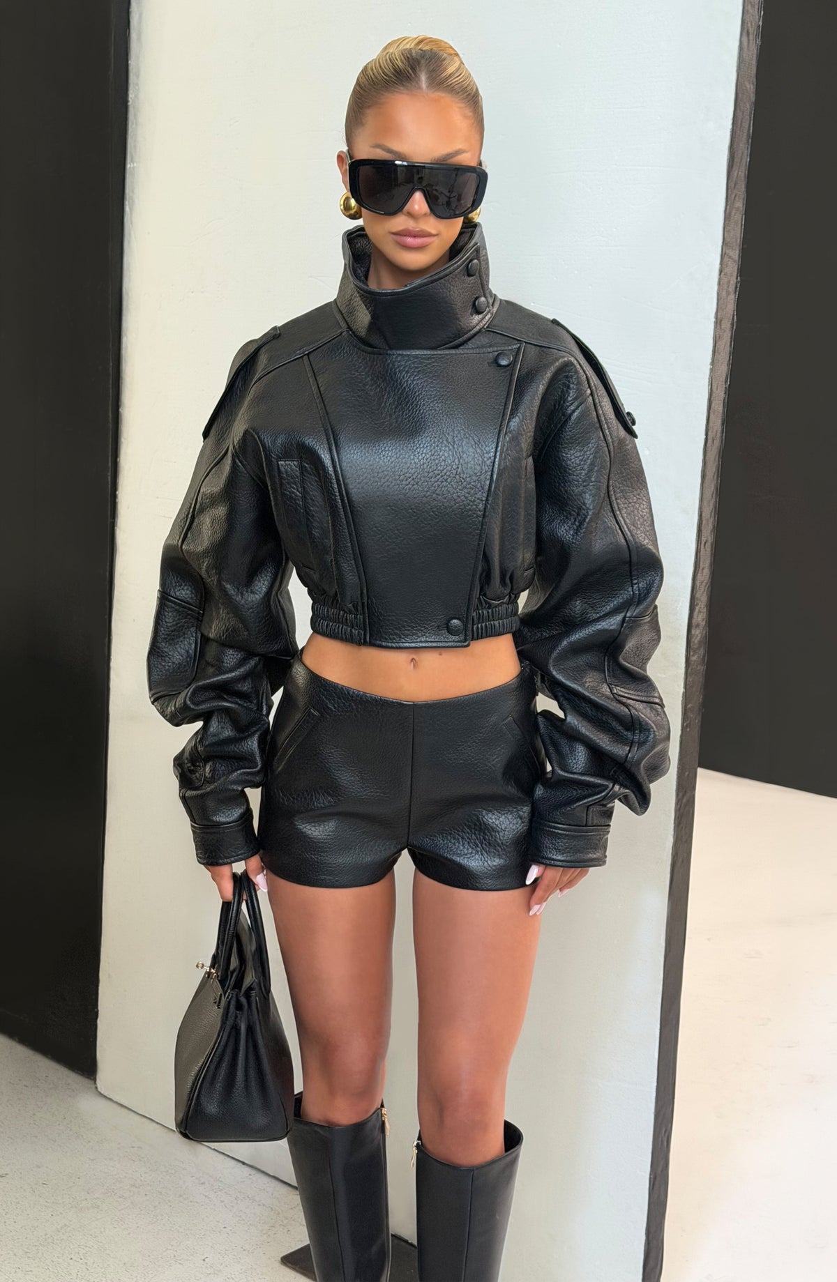 Pantalón corto negro de cuero con cintura elástica y perneras ajustadas