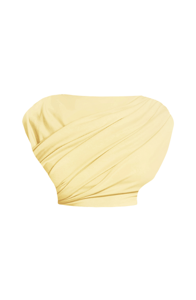 Top corto amarillo limón con drapeado cruzado al frente y silueta tipo capa
