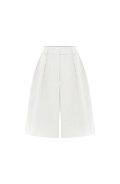 Bermudas marfil de tiro alto con pliegues frontales y costuras visibles