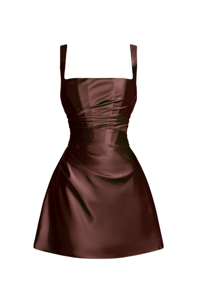 Vestido satinado marrón oscuro con tirantes finos, cuerpo fruncido y falda corta