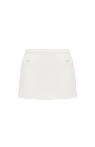 Minifalda marfil de tiro alto, sin estampado, con pinzas y costuras, caída recta.