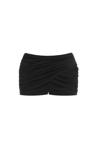 Pantalón corto negro drapeado aislado, con fruncido tipo cruzado en la cadera
