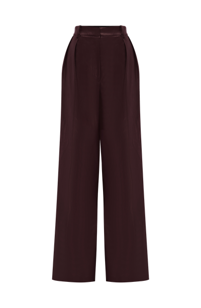 Pantalón ciruela oscuro satinado, talle alto y pierna ancha con pinza central