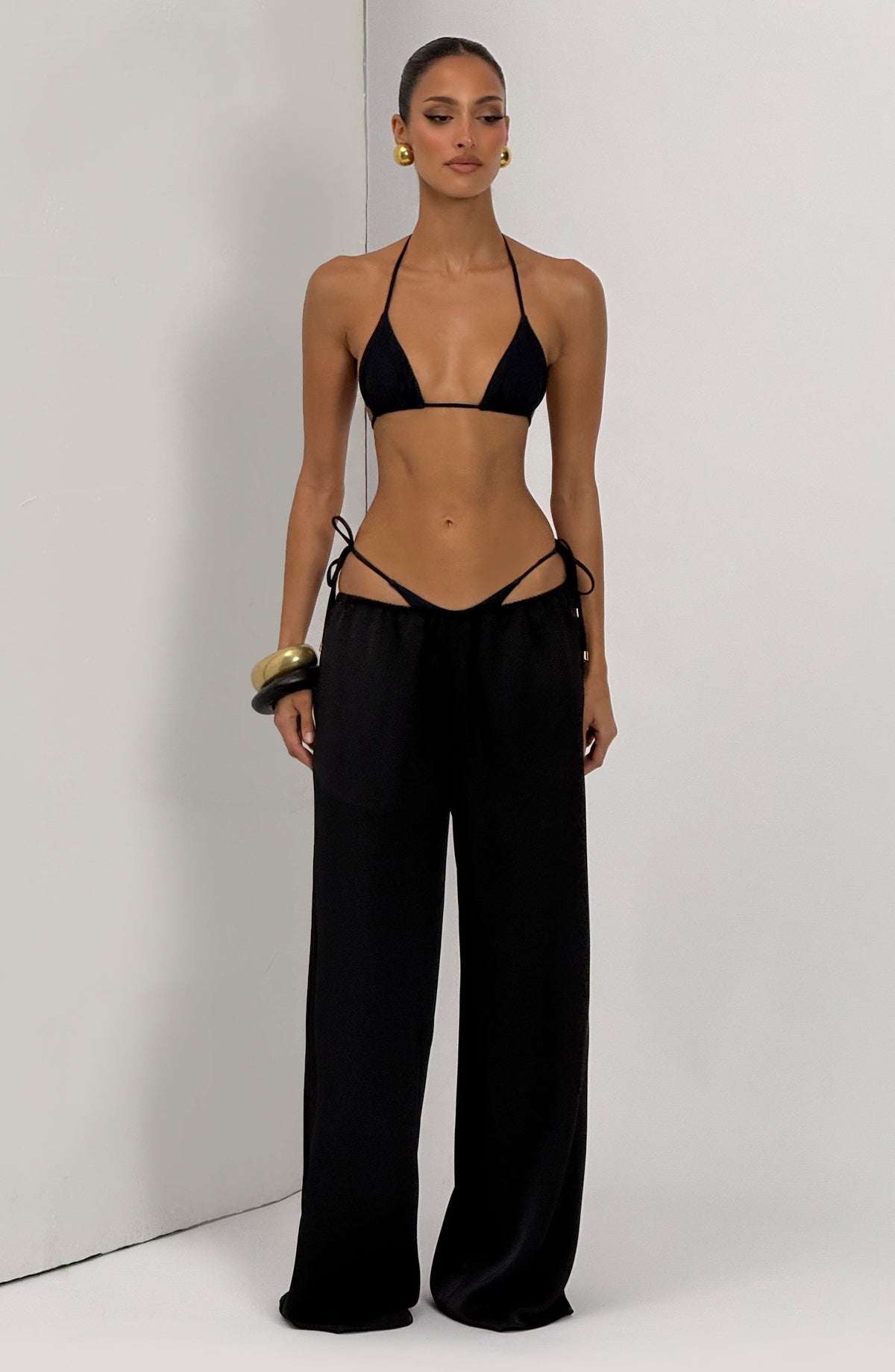 Pantalón negro de pierna ancha y cintura fruncida con cordón, satinado.