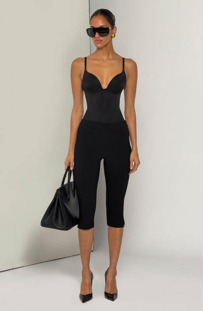 Mono capri negro con escote corazón, tirantes finos y pierna 3/4 entallada