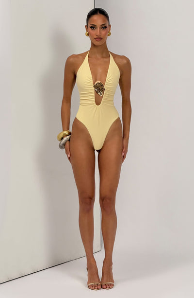 Bañador amarillo limón de una pieza con escote halter profundo y adorno metalizado brillante