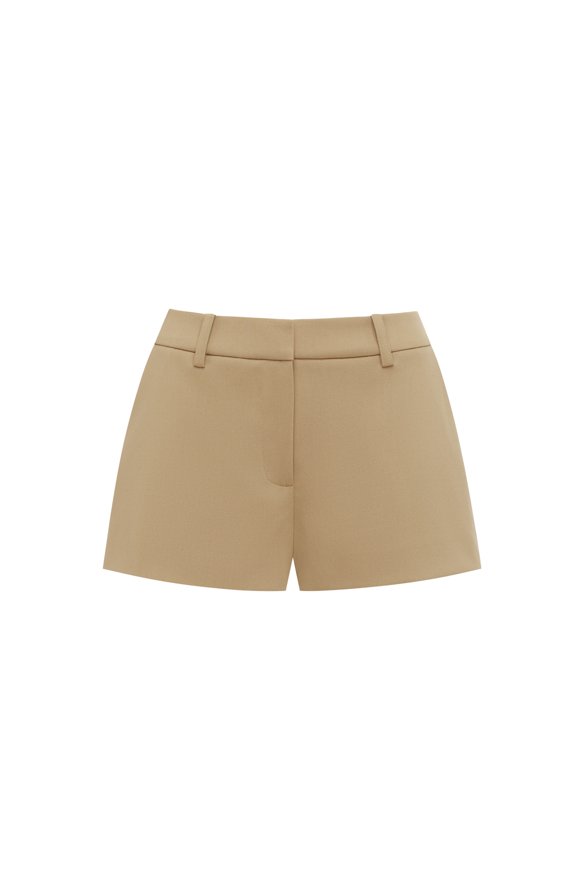 Pantalón corto arena de tiro alto con trabillas y bolsillos; vista frontal.