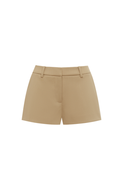 Pantalón corto arena de tiro alto con trabillas y bolsillos; vista frontal.