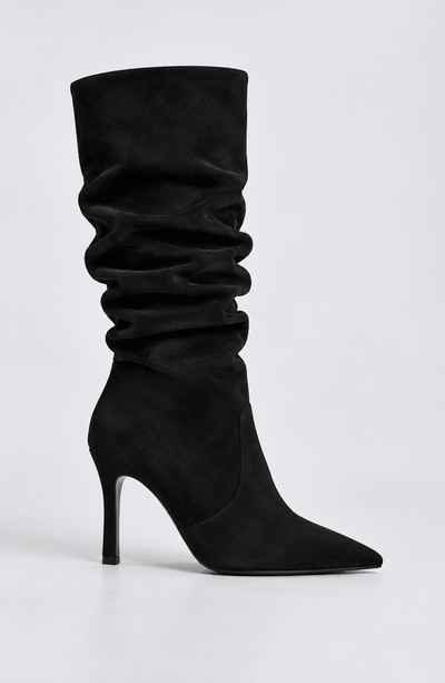 Botas de tacón negro con caña fruncida alta y punta fina, vista lateral