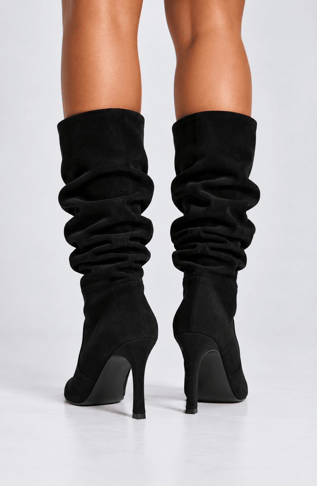 Botas de tacón negro con caña fruncida alta y punta fina