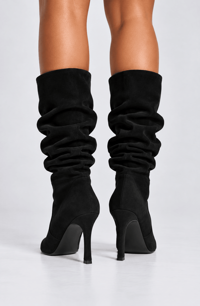 Botas de tacón negro con caña fruncida alta y punta fina