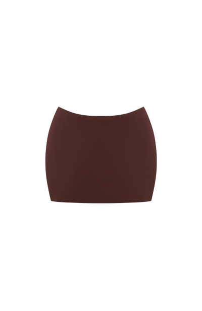 Falda pantalón corta marrón ciruela lisa, forma simple y franja en la cintura
