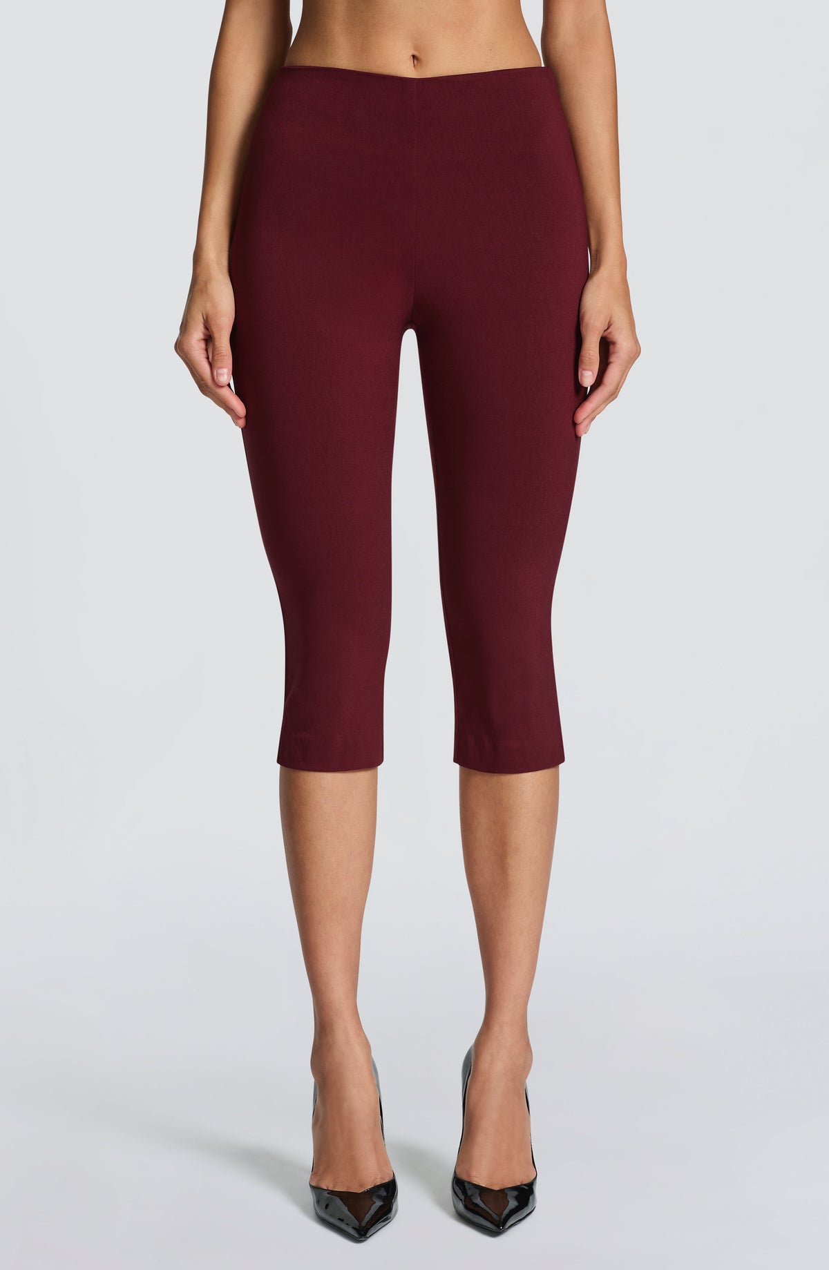Pantalón capri rojo oscuro con cintura alta y pierna entallada hasta la rodilla