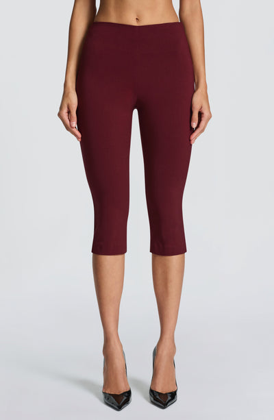 Pantalón capri rojo oscuro con cintura alta y pierna entallada hasta la rodilla