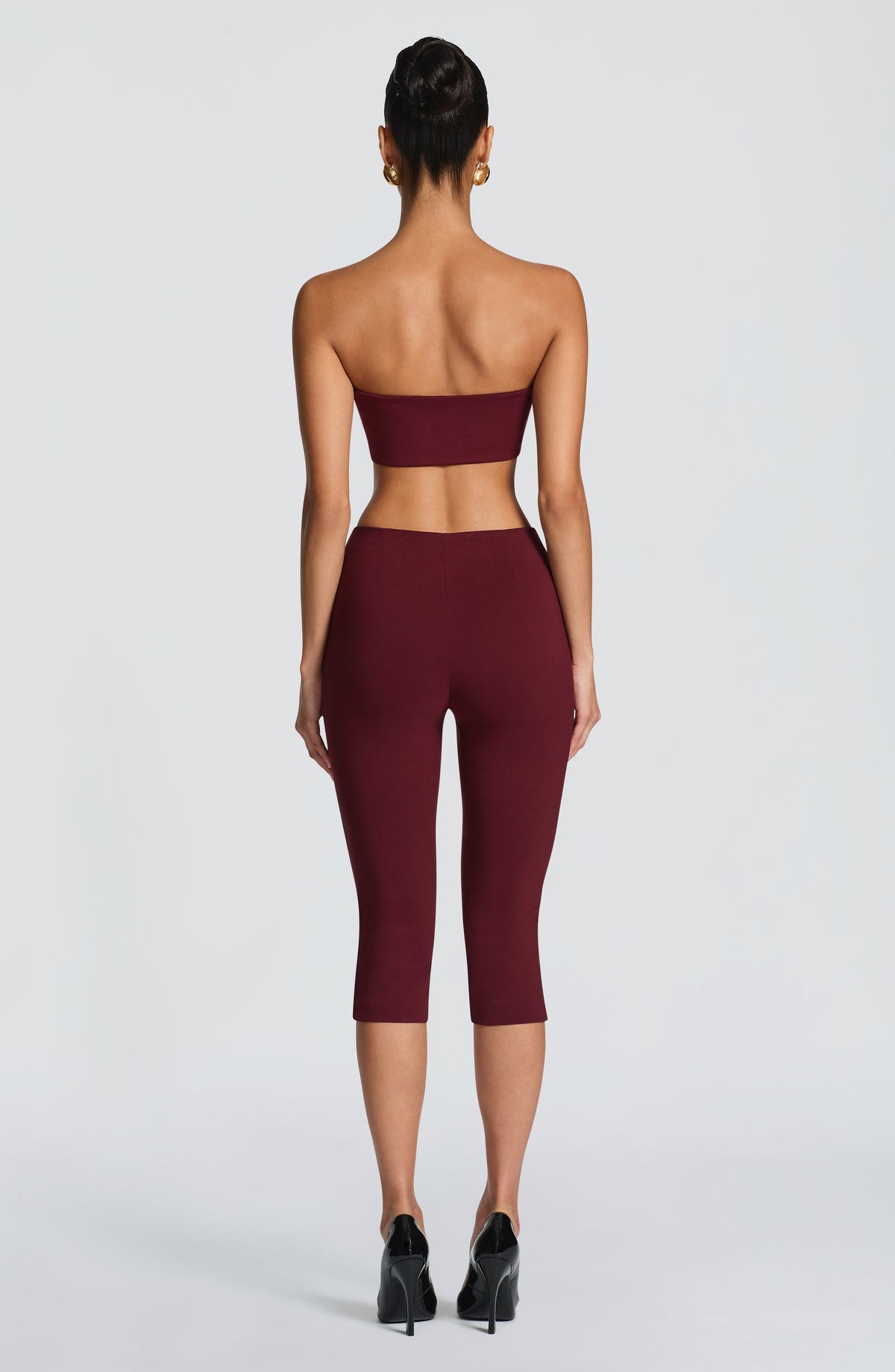 Pantalón capri rojo oscuro con espalda descubierta de la cintura y tiro alto