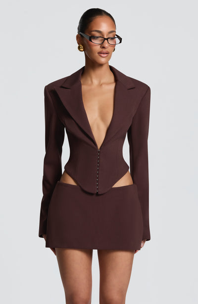 Falda pantalón corta marrón ciruela con pechera tipo blazer y botones frontales