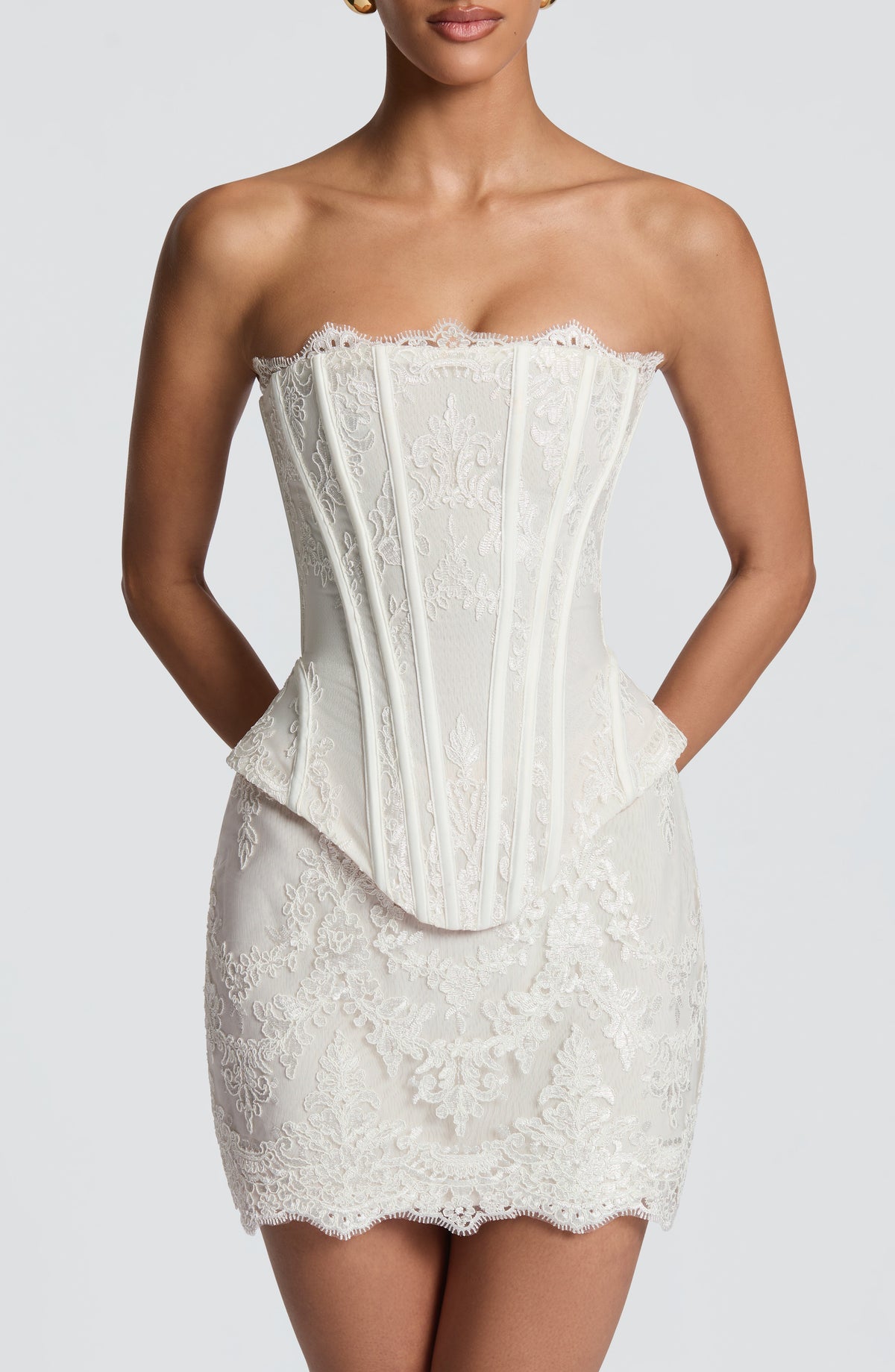 Minifalda tipo vestido de encaje marfil con corsé entallado y escote bandeau
