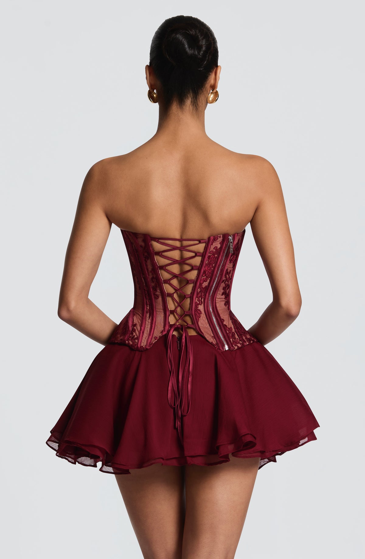 Falda pantalón burdeos con espalda cruzada y falda con vuelo