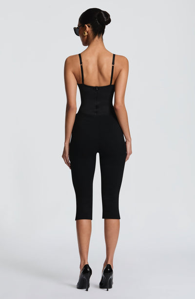 Mono capri negro a la espalda con tirantes finos y pierna 3/4 entallada