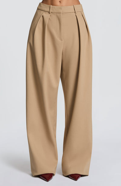 Pantalón de cintura alta arena, pierna recta ancha y pinzas delanteras