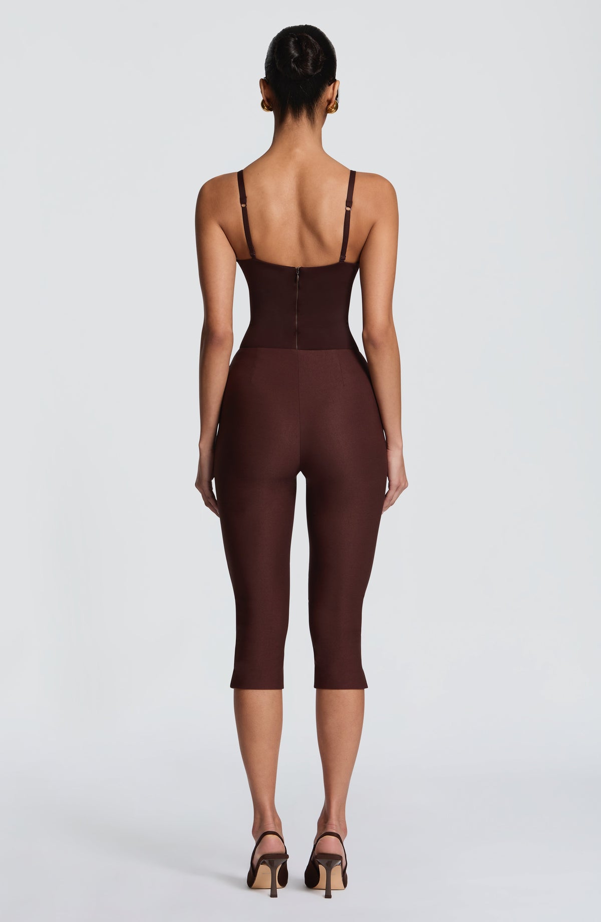 Pantalón capri ajustado marrón ciruela, tiro alto, vista trasera y dobladillo corto.