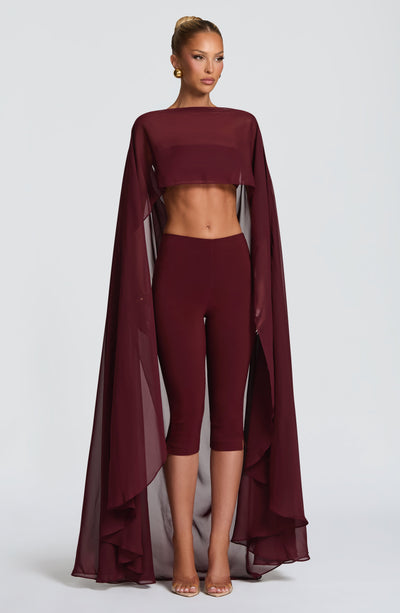Pantalón capri rojo oscuro con dobladillo en la rodilla y ajuste ceñido