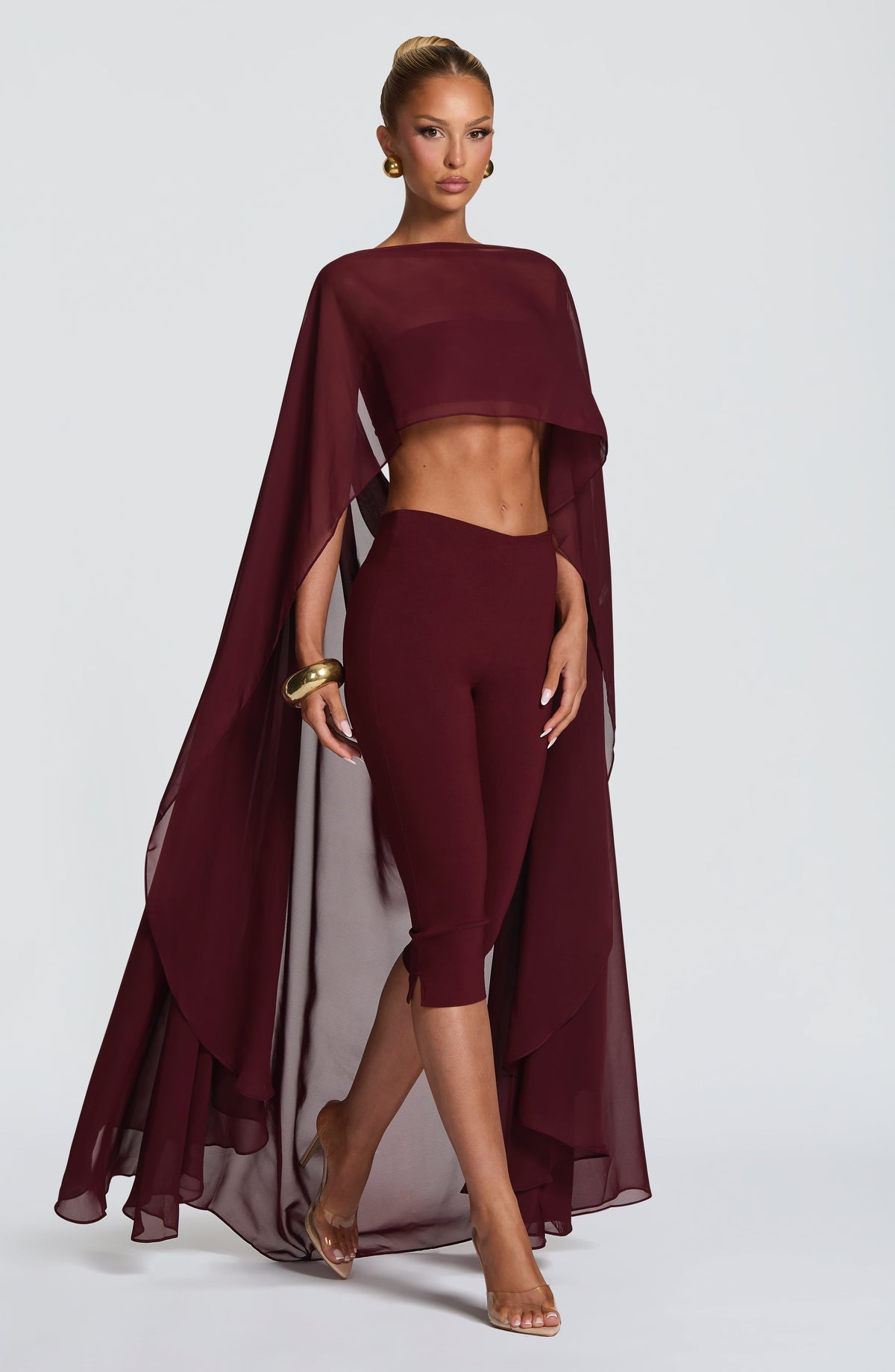 Pantalón capri rojo oscuro con cintura alta, pierna ajustada y largo hasta la rodilla